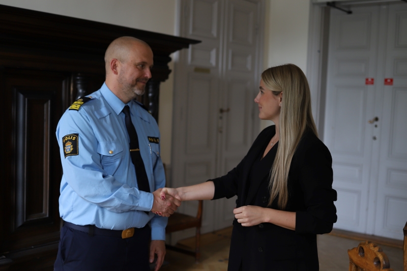 Amanda Lindblad och Henrik Keventer skakar hand.